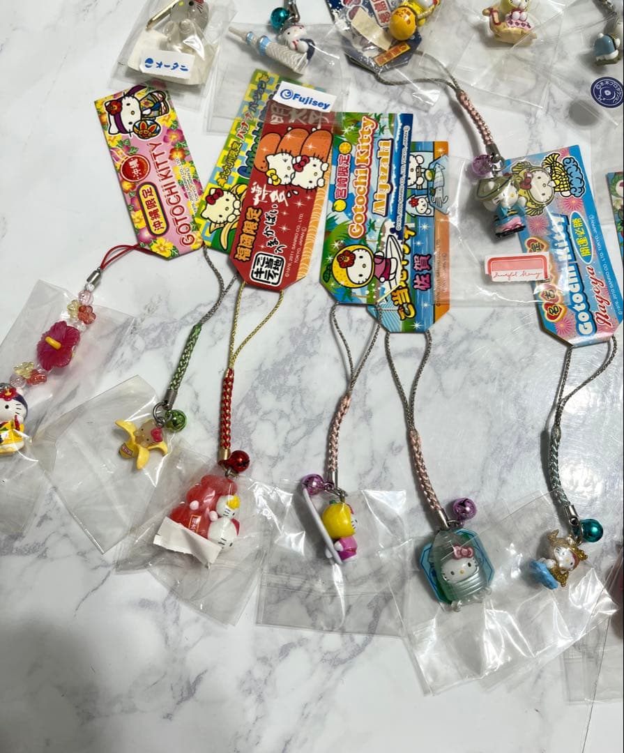 【ご当地キティ】ハローキティ ストラップ付きチャーム 32個セット