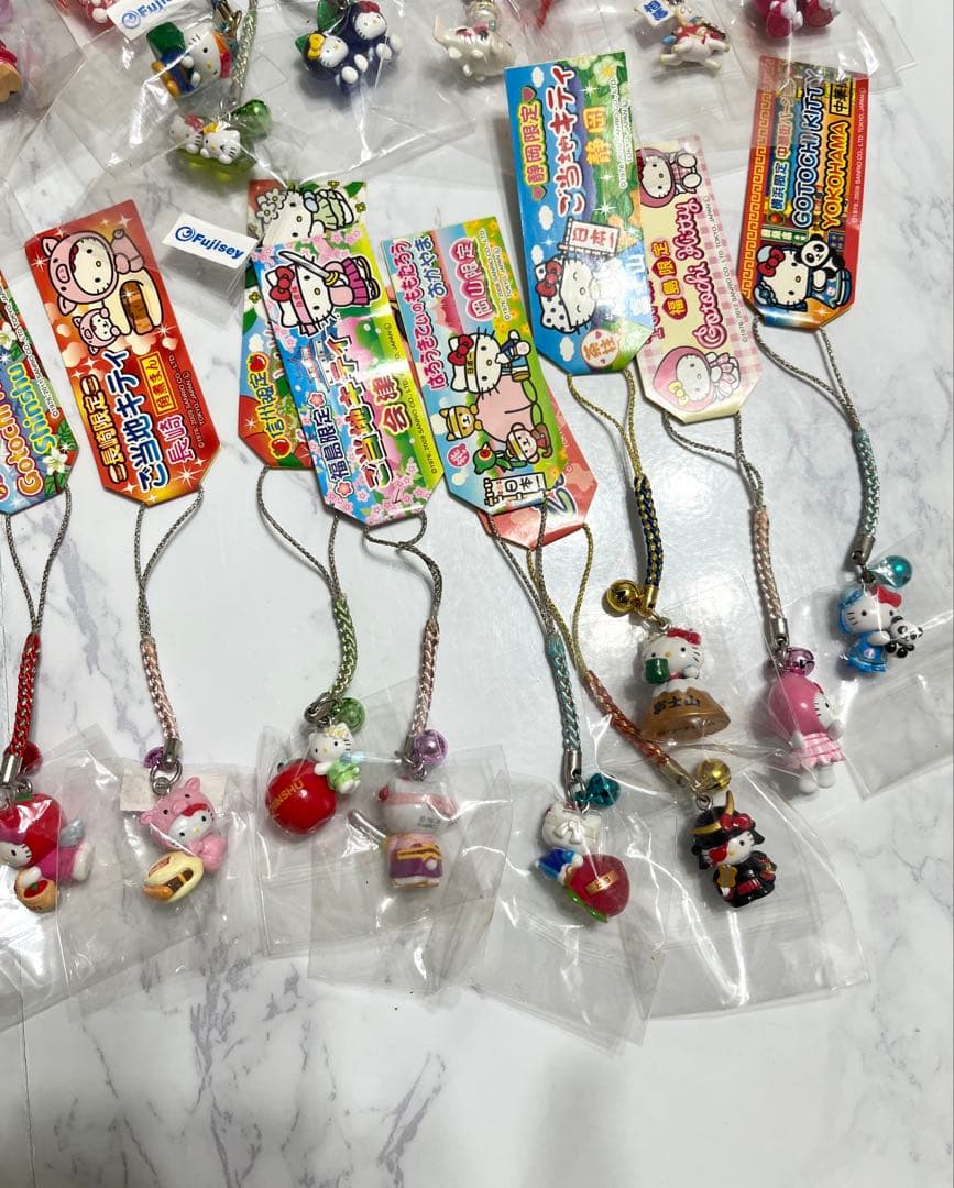 【ご当地キティ】ハローキティ ストラップ付きチャーム 32個セット