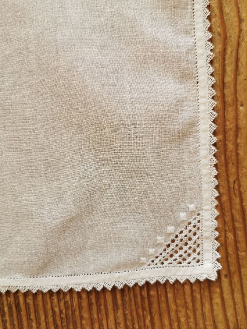 アンティーク 緻密なシュバルム白糸刺繍 繊細なトライアングルフリル ハンカチ β
