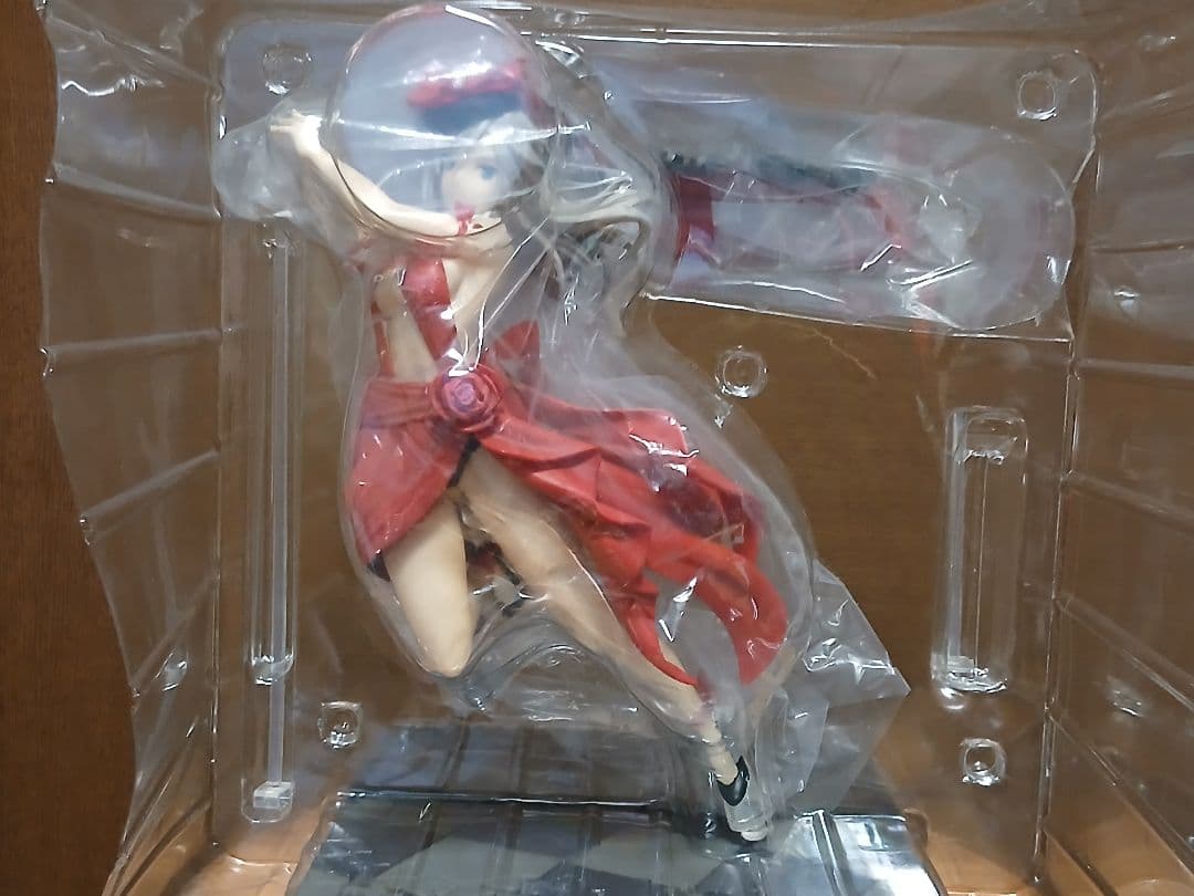 GOD EATEA アリサ 赤いドレス