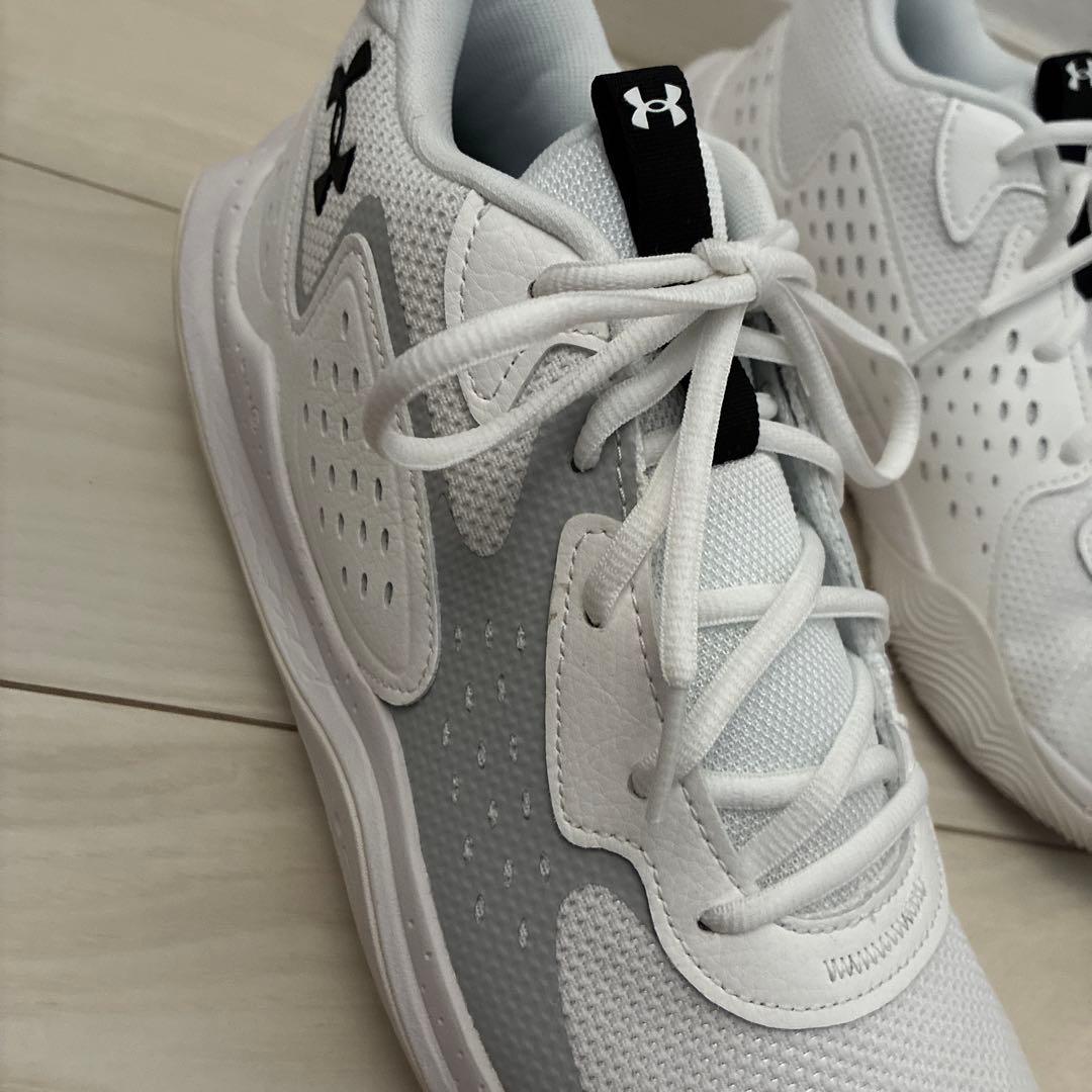アンダーアーマー　新品　人気ホワイト　メンズ27.5cm