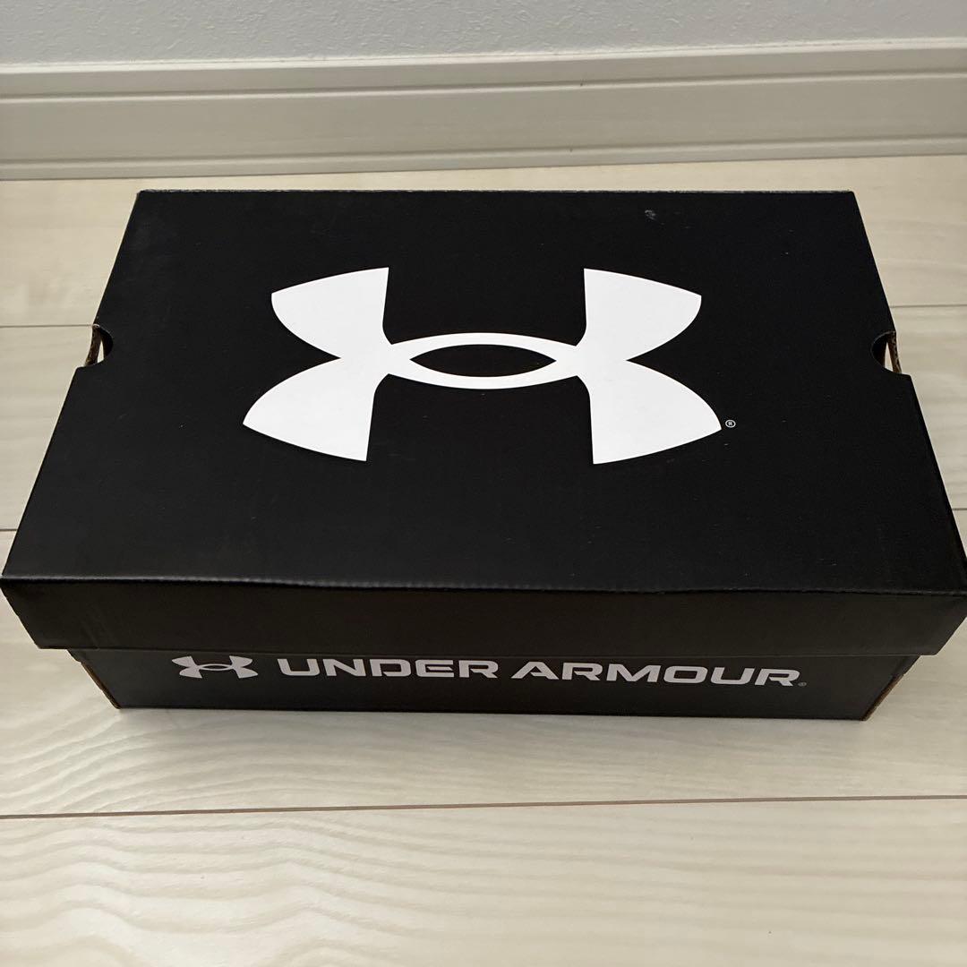 アンダーアーマー　新品　人気ホワイト　メンズ27.5cm
