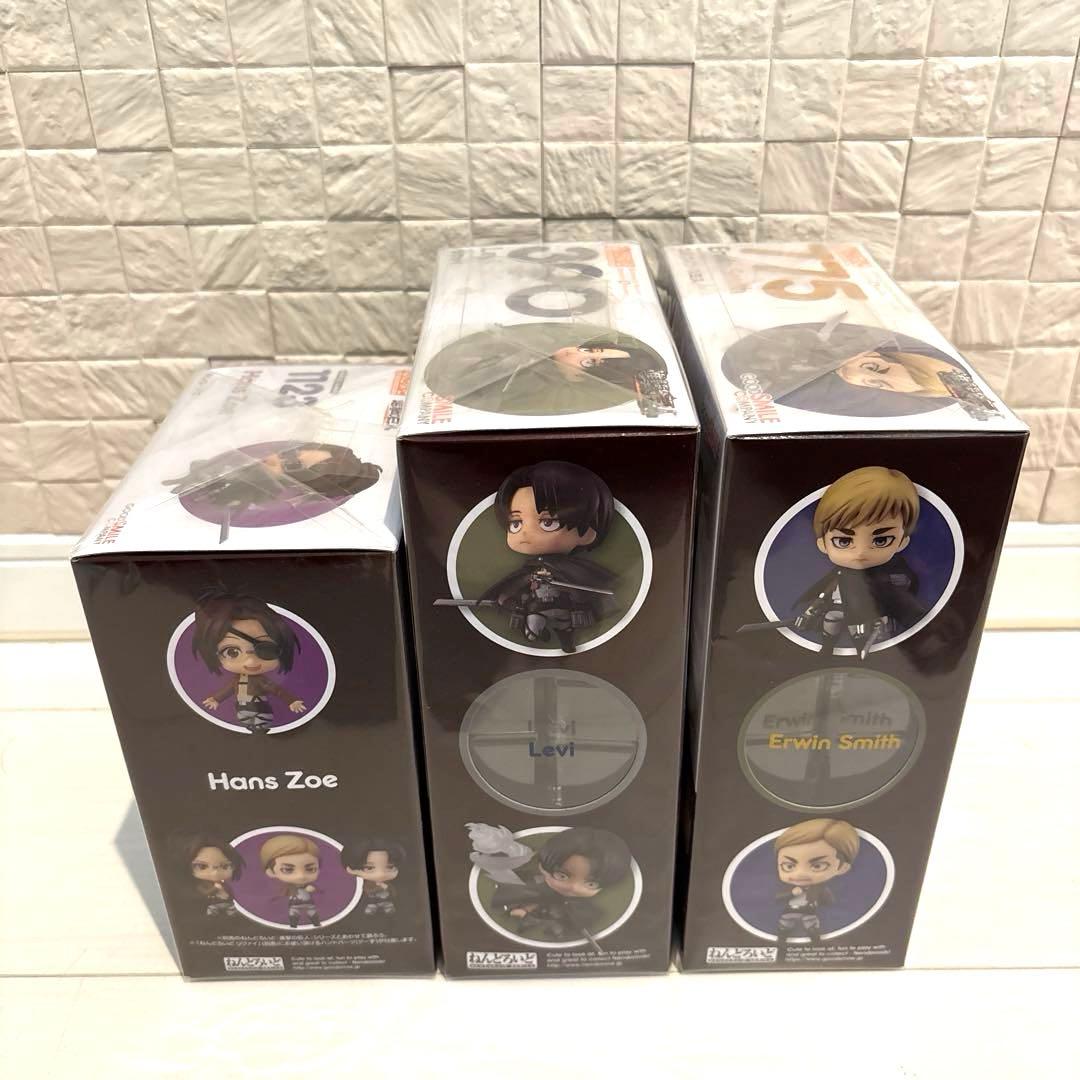 進撃の巨人　ねんどろいど　フィギュア
