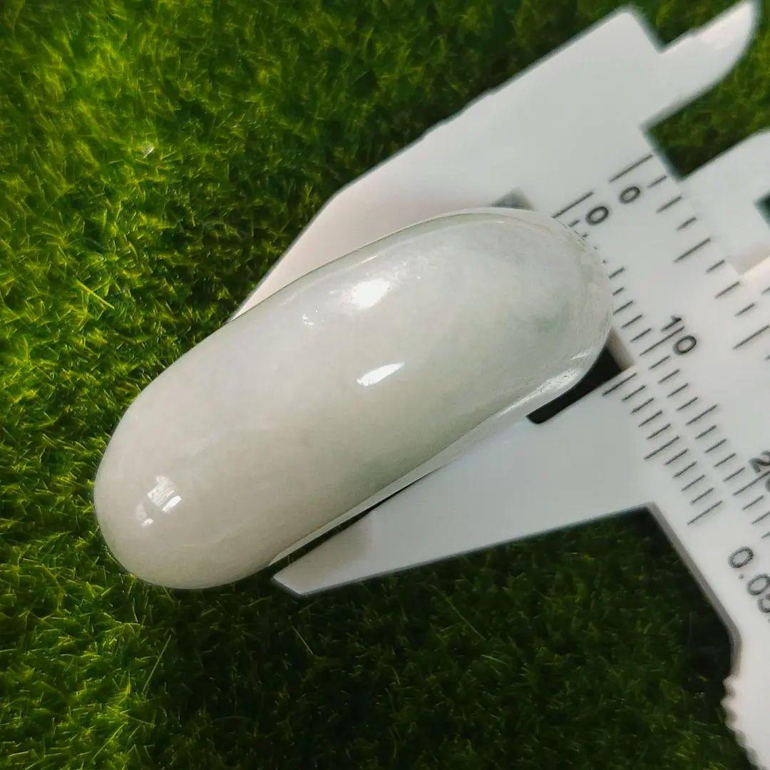 極上プレミアム・アイスジェイド・透明感抜群・艶美麗　糸魚川天然翡翠勾玉　X437