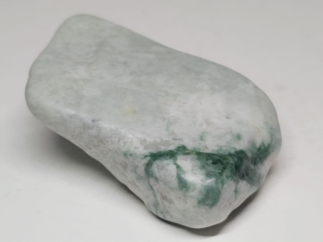 濃緑 140g 翡翠 ヒスイ 原石 鑑賞石 自然石 誕生石 鉱物 鉱石 水石