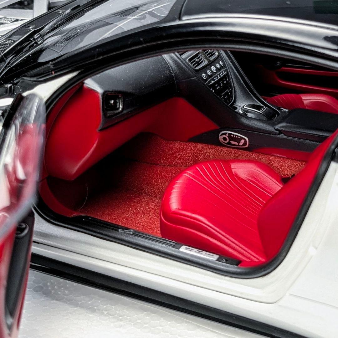 オートアート 1/18 アストンマーチン DB11 メタリック・ホワイト