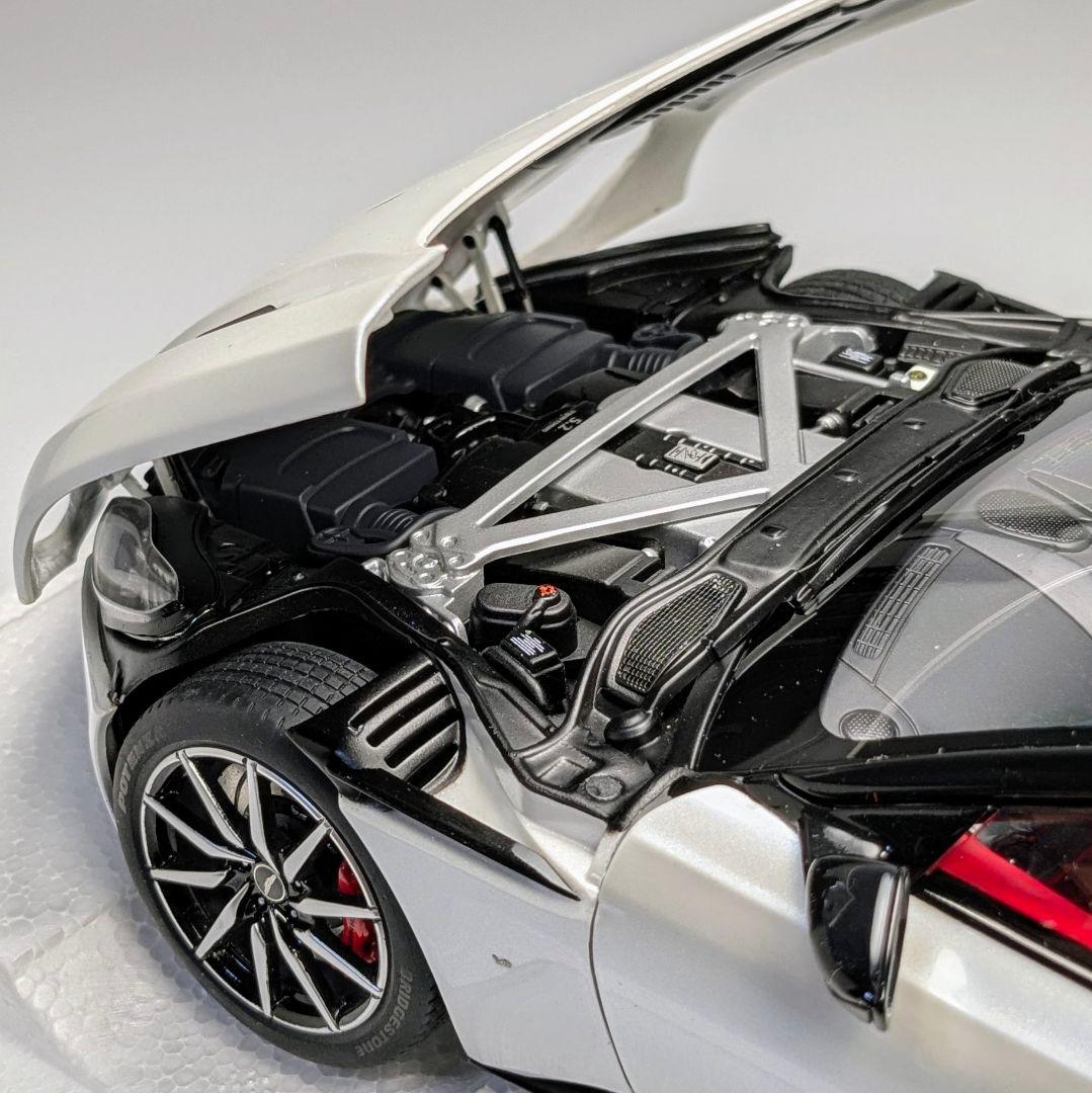 オートアート 1/18 アストンマーチン DB11 メタリック・ホワイト