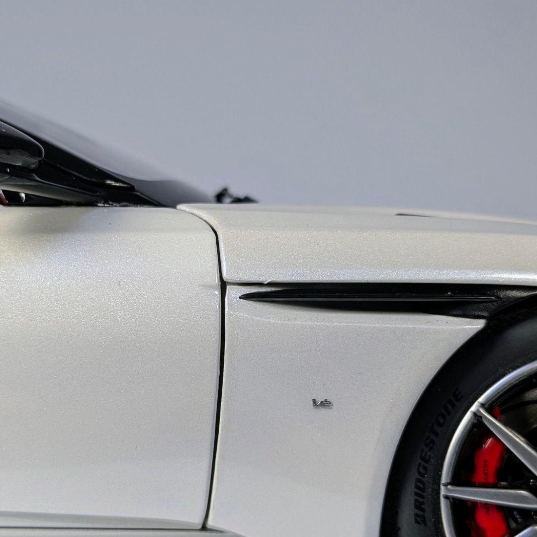 オートアート 1/18 アストンマーチン DB11 メタリック・ホワイト