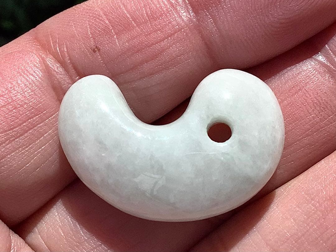 1点限り‼️本物ジェダイト糸魚川翡翠勾玉　氷の世界へアイスジェイド鑑定機関鑑別書付