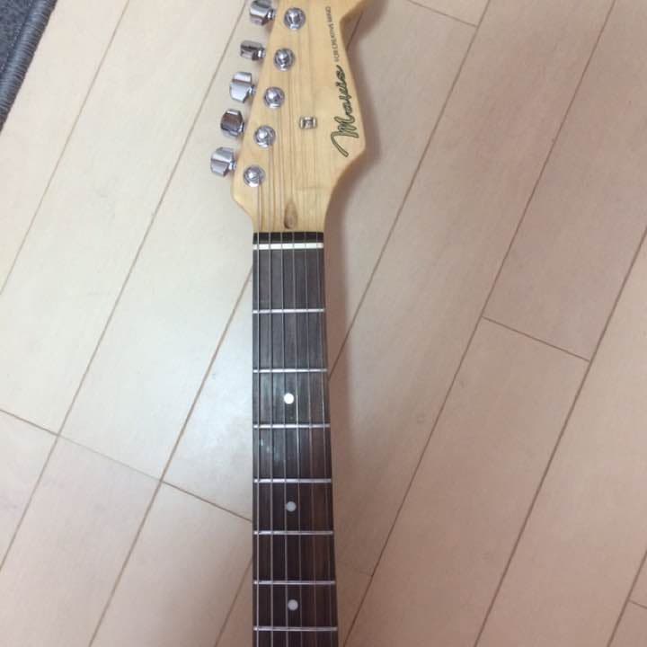 ギター本体と持ち運び便利なカバー付き