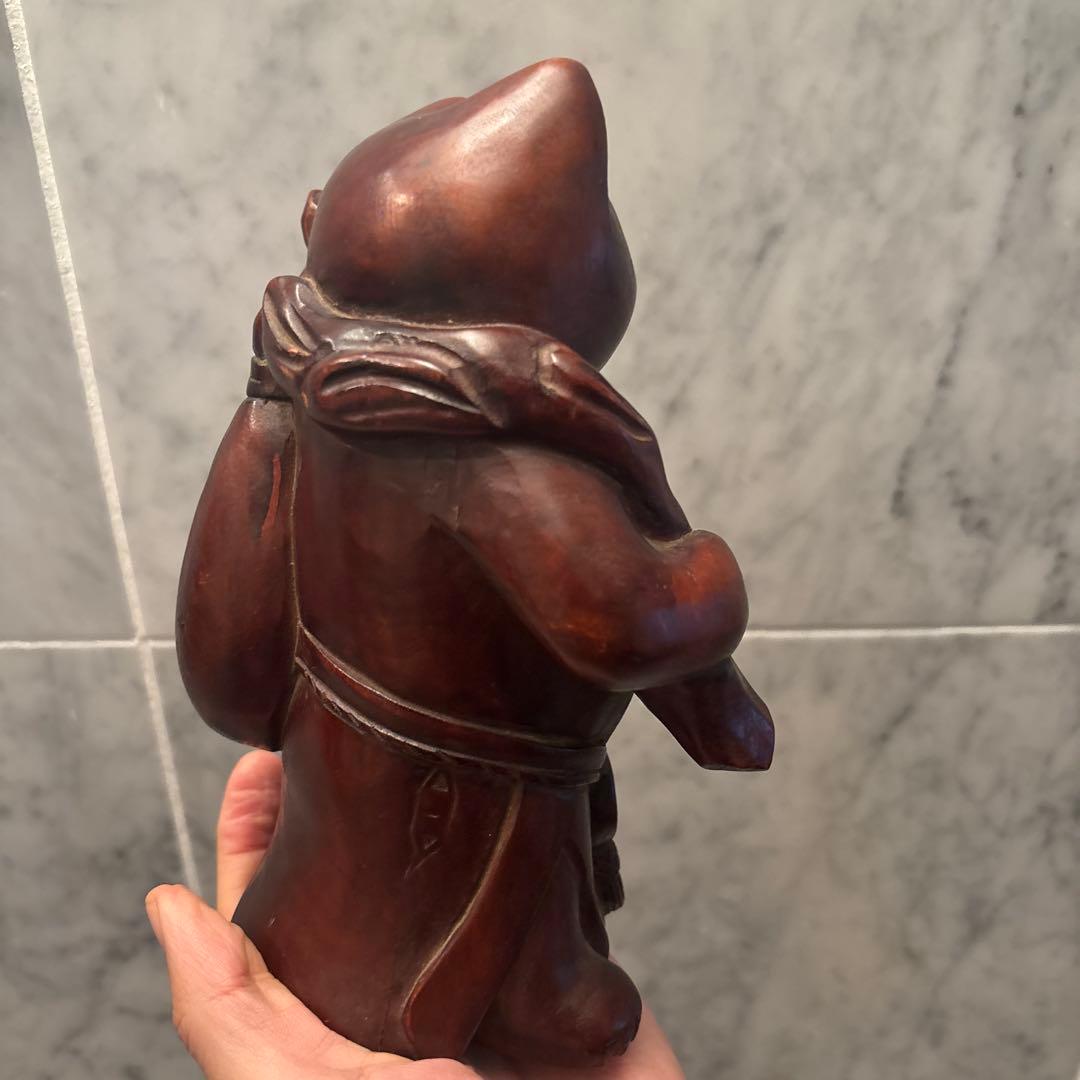 アンティーク平和的な笑顔で幸せやお金を招く一刀彫の布袋さんの猫の彫刻オブジェ