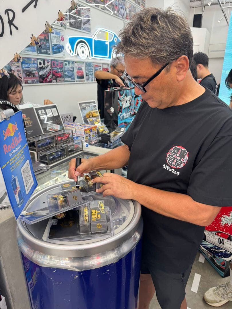 加藤会長サイン入り MINI GT リバティウォーク ゴールドミニカー