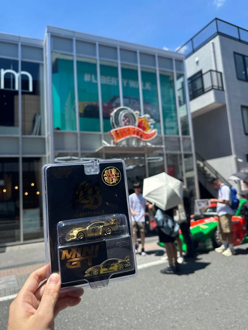 加藤会長サイン入り MINI GT リバティウォーク ゴールドミニカー