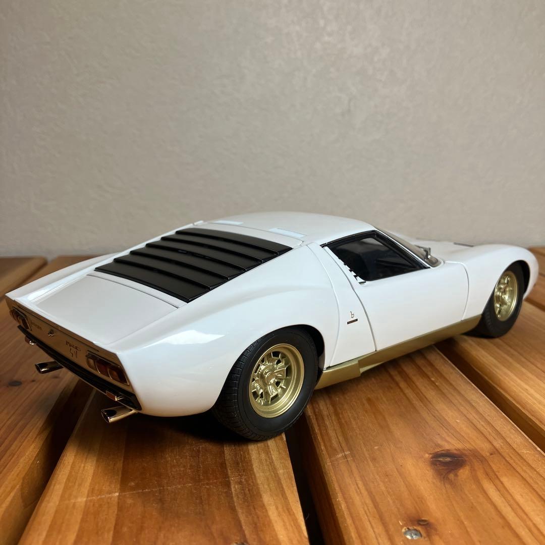 オートアート1/18 ランボルギーニ ミウラSV ホワイト/ゴールド