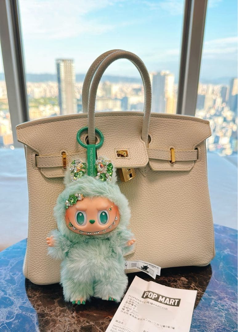 スワロフスキー　イニシャル　ラブブ　エナジー　PIN FOR LOVE I