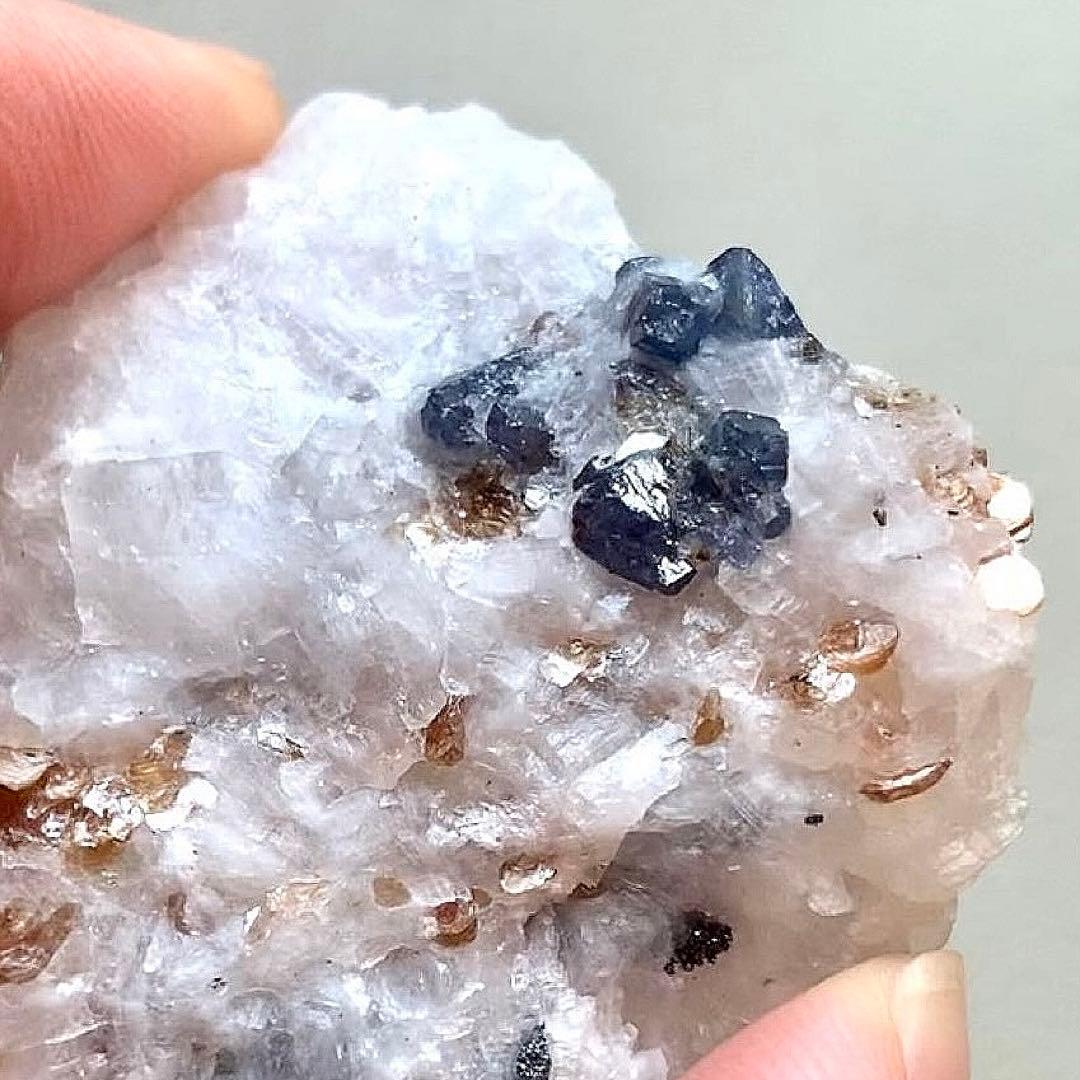 激レア！母岩の上のブルースピネルの結晶