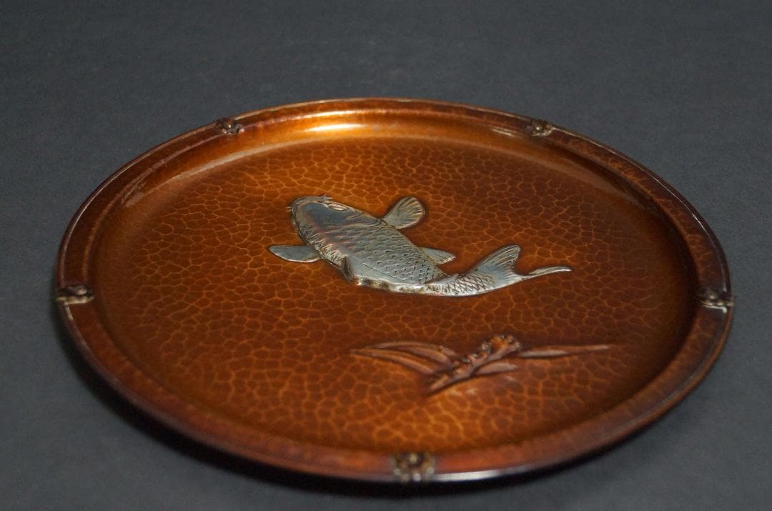 銅蟲 銅製金槌目打 銀象嵌 『波に鯉図』 大皿 飾り皿 茶道具 径22.5cm