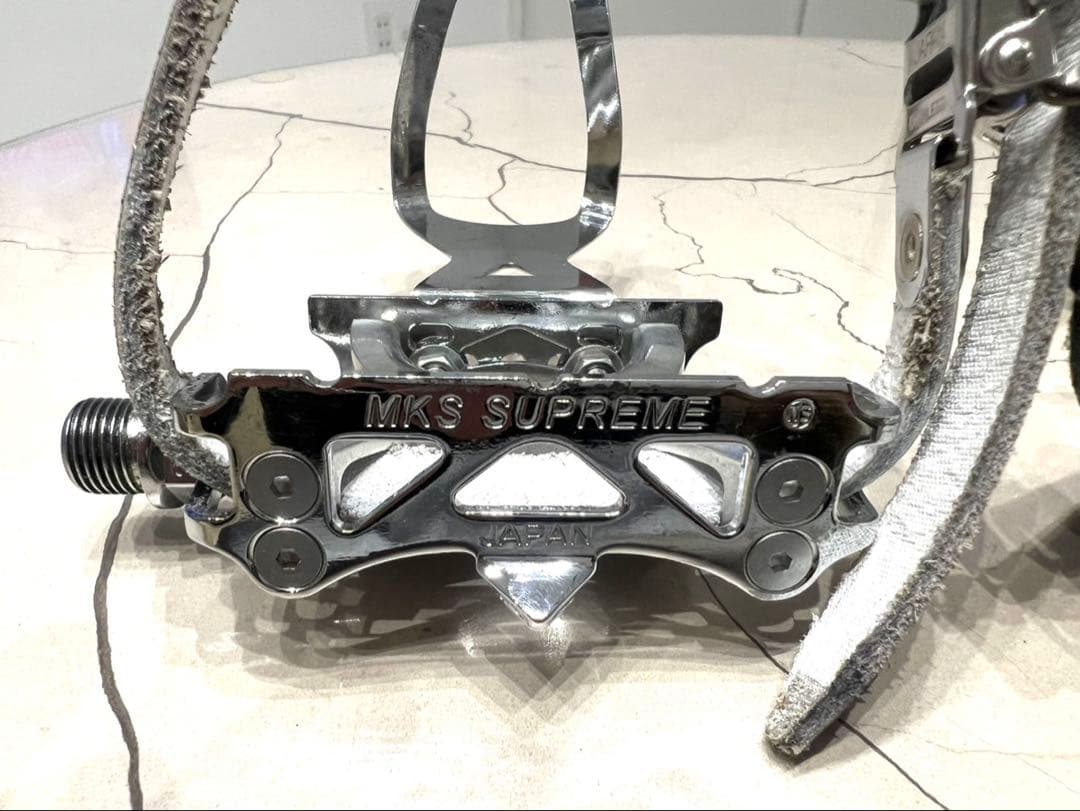 MKS SUPREMEシュプリーム　トウクリップ、ストラップ付き