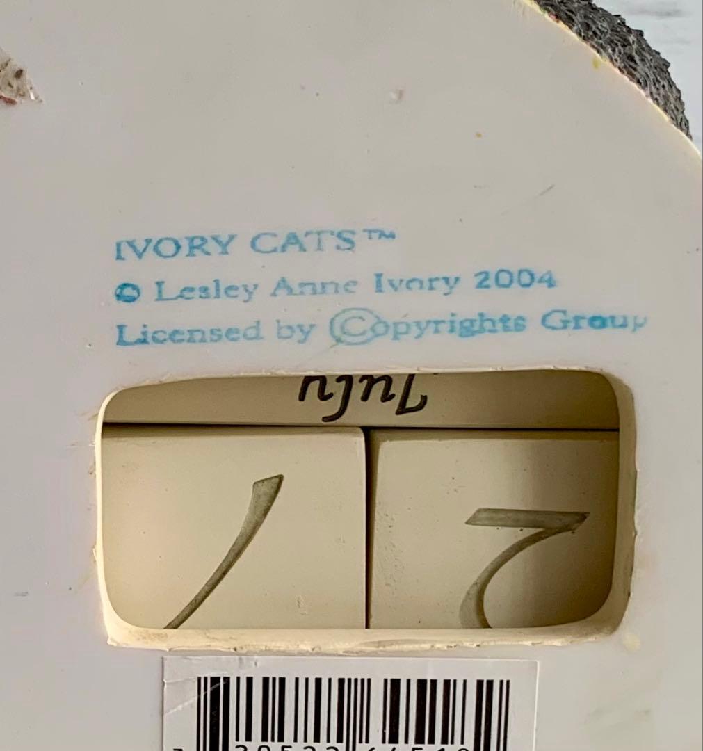 レズリーアンアイボリー 卓上万年カレンダー 猫 置物