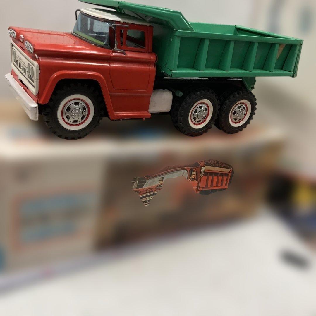 1960年代初めにシボレーヘビーダンプトラック、珍しい色のアサヒ玩具で精密に製作