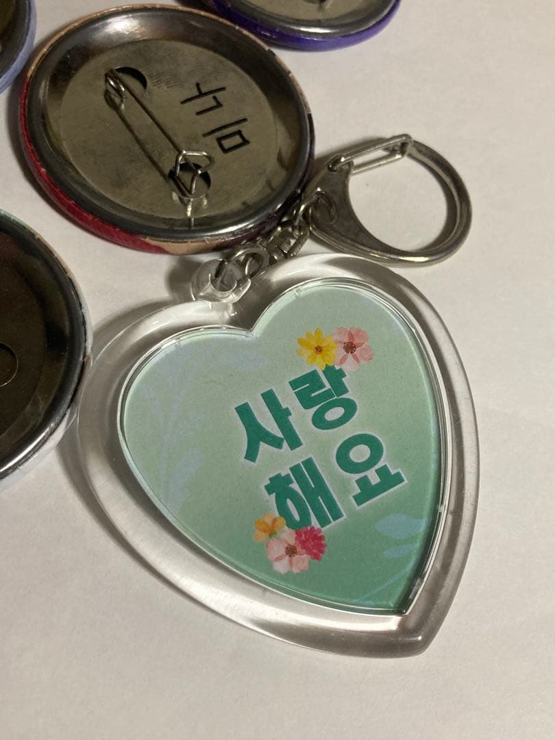 TWICE 缶バッチ　キーホルダー　韓国購入　ハングル文字表記