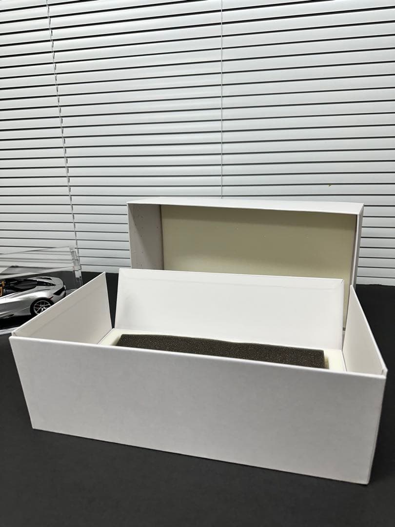 McLaren 1/18 720Sスパイダー シルバー 専用ケース付き