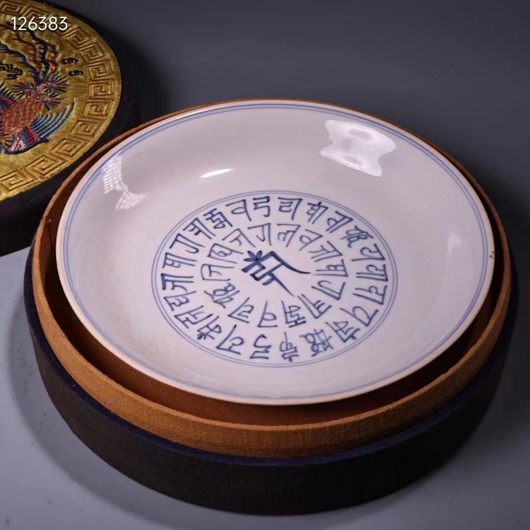 中国古美術・純手書きの銘皿・青花陶磁器皿・文房置物・古い刺繍箱付き・陶芸