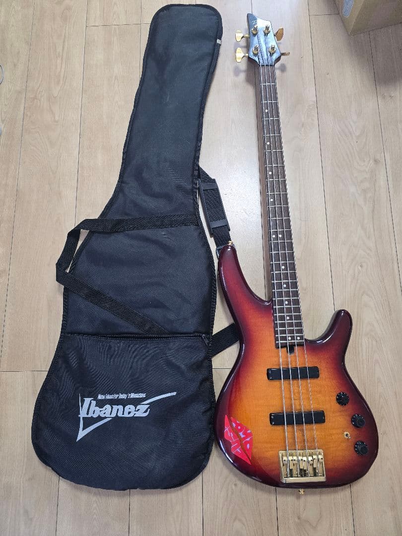 Fender Heartfield DR4 ベース（Bass）