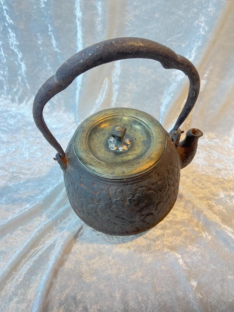 鉄瓶　真鍮の蓋　桜のデザインのつまみ