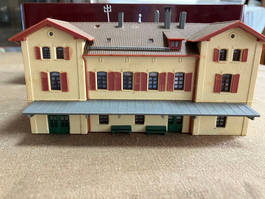 Nゲージ 鉄道模型 クリーム色と赤