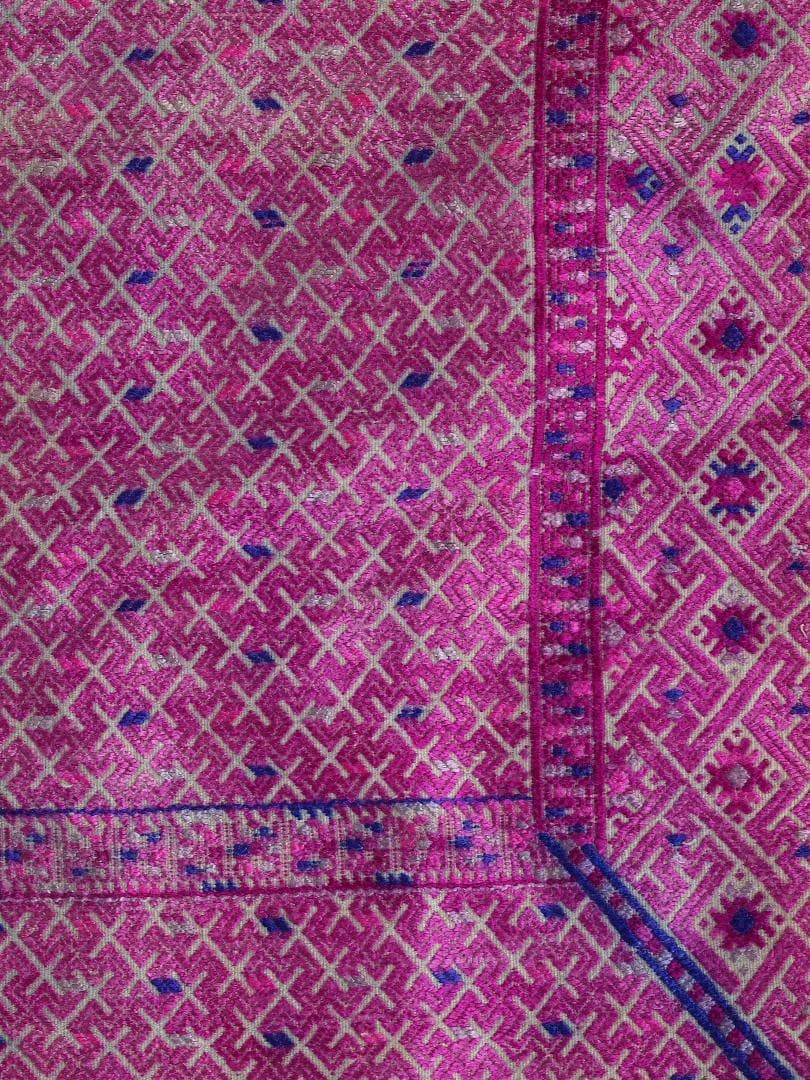 艶のある紫で卍・雷紋などを描く、中国チワン族の2枚繋ぎ刺繍布　1930年代頃の