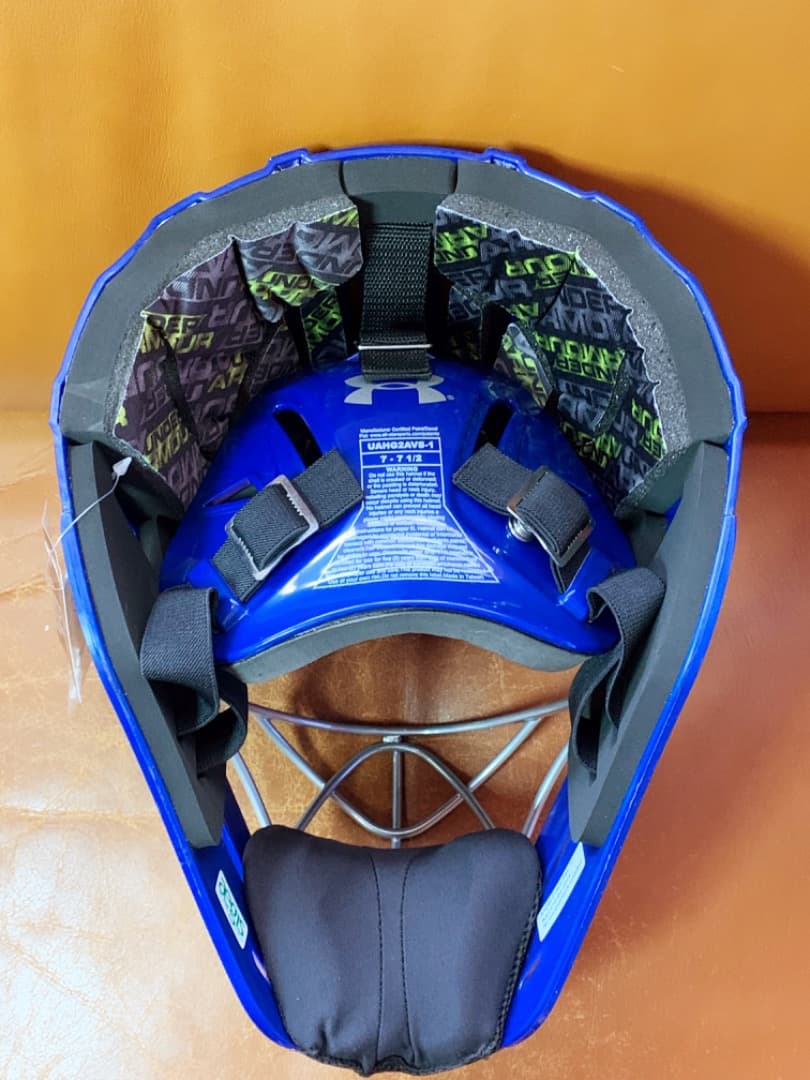 新品2025年★アメリカ国内限定☆アンダーアーマー☆キャッチャーヘルメット☆青
