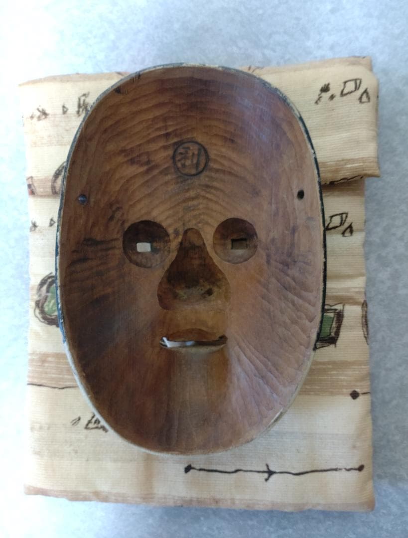 木製能面 手掘り　微笑みの表情