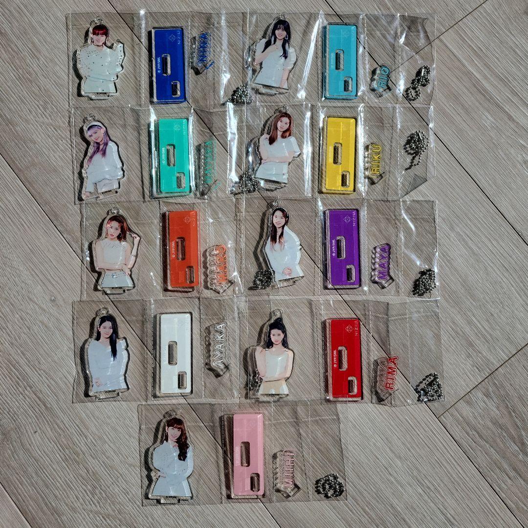 NiziU　K-POPアイドル 缶バッジとキーホルダーセット