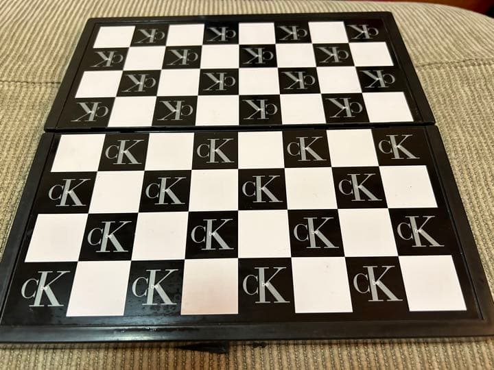 カルバン・クライン　ck-beチェス盤