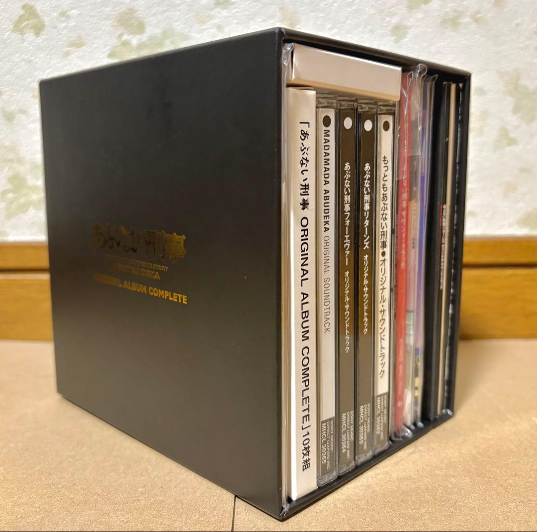 あぶない刑事 オリジナルサウンドトラック集+ DVDコレクションピンバッジ CD