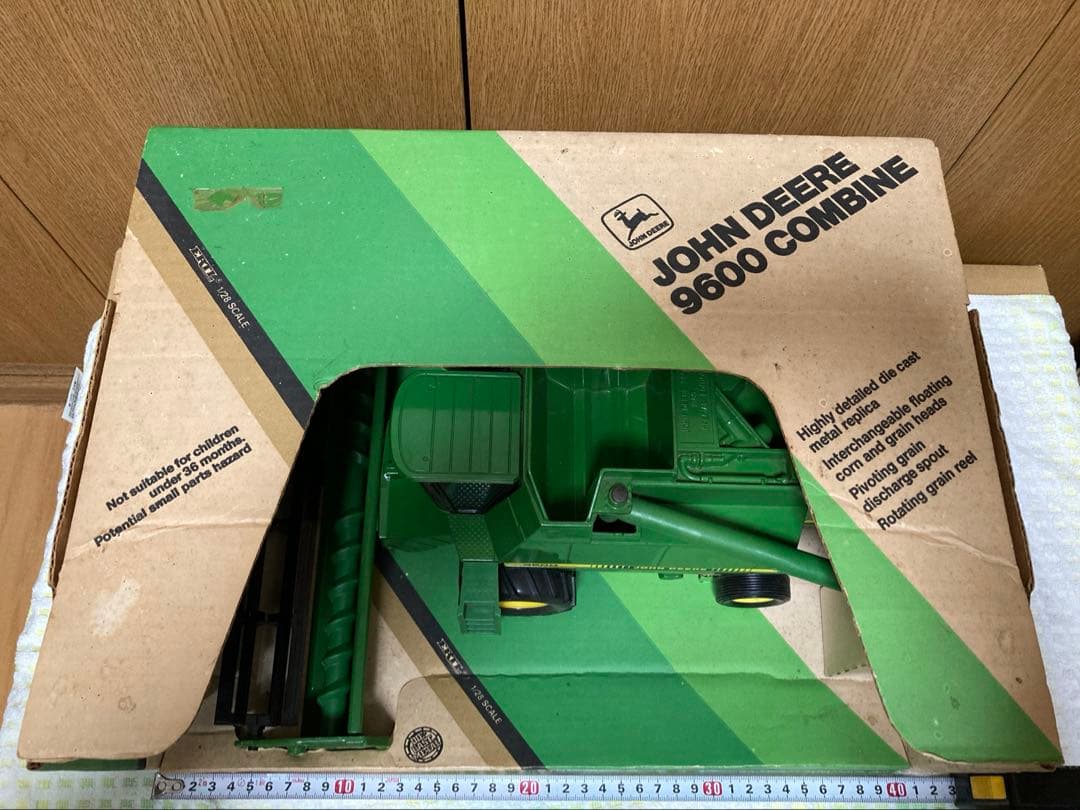 ジョンディア　コンバイン9600 ERTL製 1/28スケール