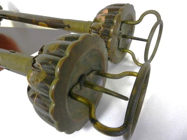 「木地黒漆塗金蒔絵菊型燭台一対」（江戸末期～明治のアンティークな工芸美術品）