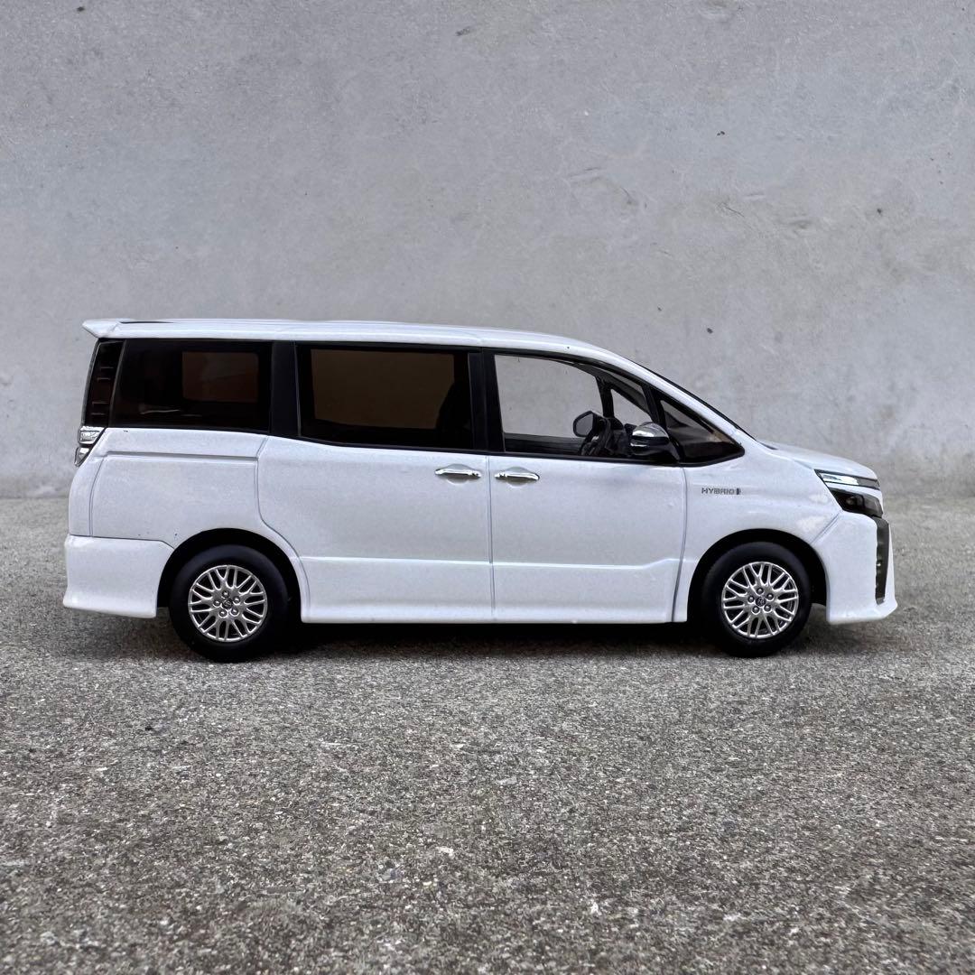 リンコデ様　1/30 トヨタ ヴォクシー カラーサンプル ミニカー