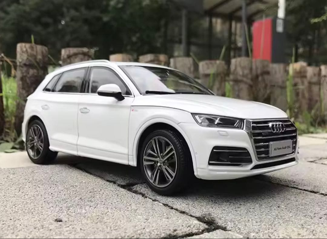 Audi Q5 1/18 ダイキャストモデル ホワイトミニカー