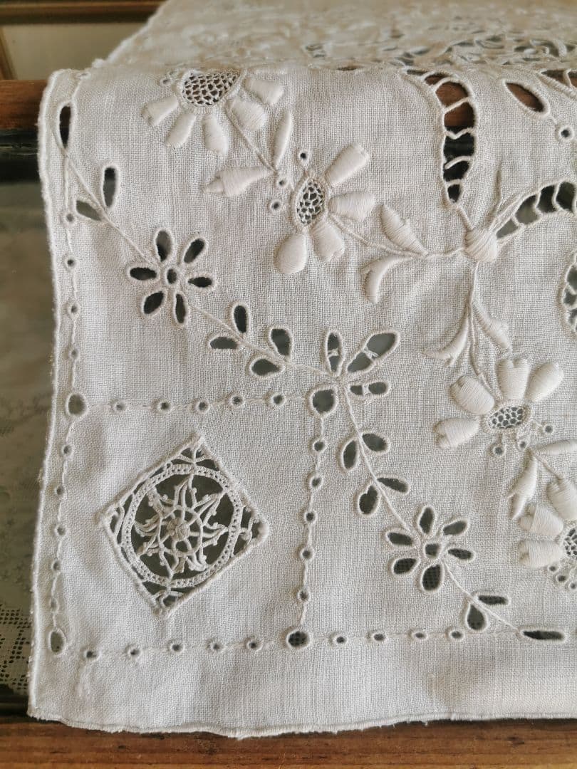 アンティークフランス 嵌込ニードルワーク 矢車菊＆アイレット刺繍 リネンクロス
