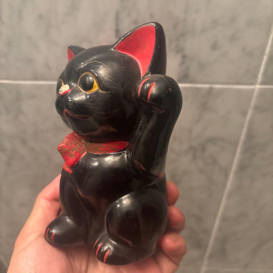 アンティーク大きな瞳や長いヒゲ、まつ毛が美しく、大きなリボンも可愛い招き猫