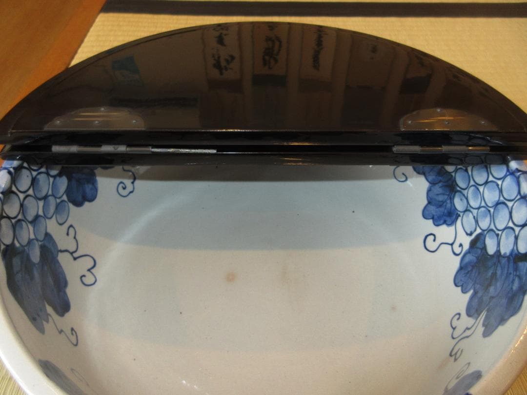 送料込【逢絢亭】茶道具 平水指 京焼 染付 葡萄の図 真塗の割蓋 平安桐鳳