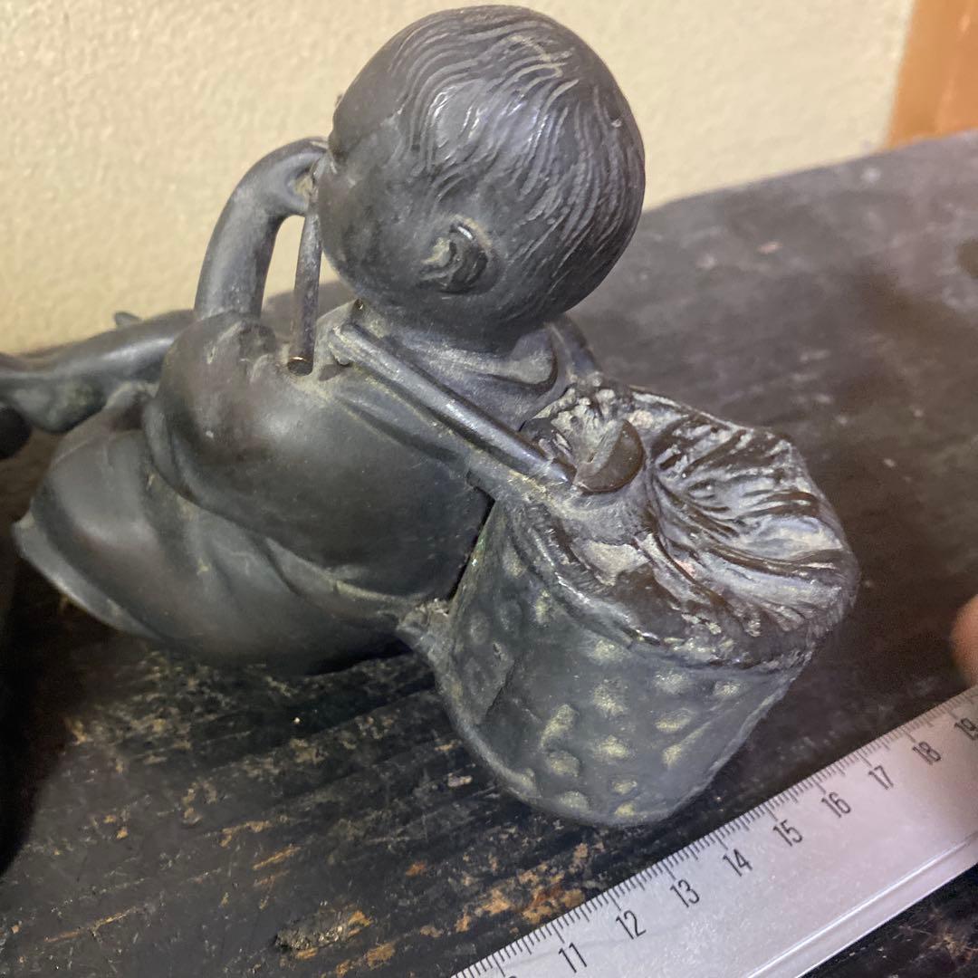 金属製牛と子供の彫刻