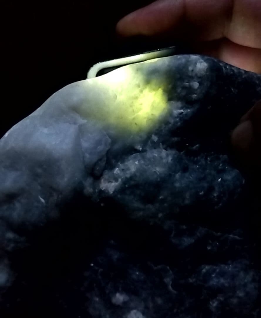 ★翡翠原石★糸魚川硬玉【小滝・川ズレ・ウブ2.7kg】