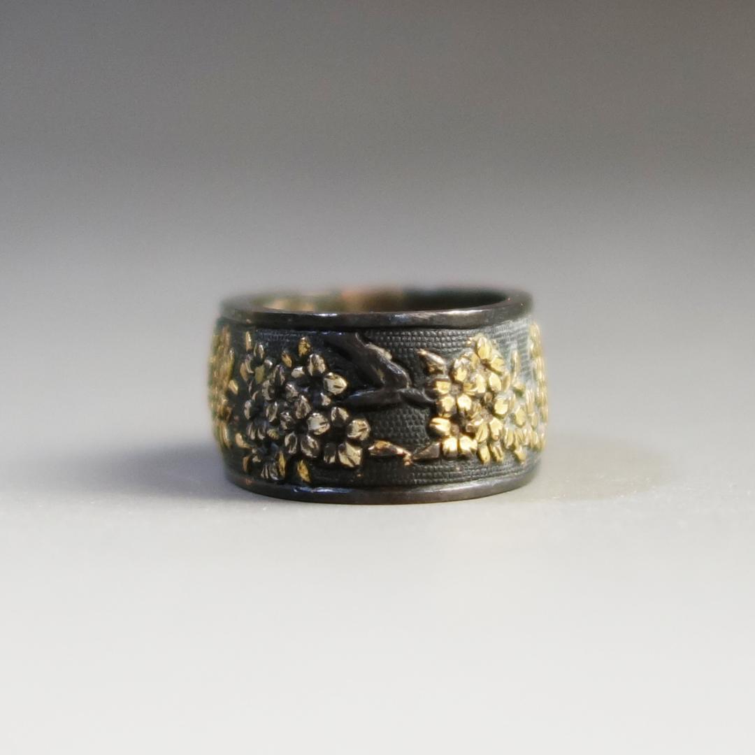 【桜花図縁頭 赤銅魚子地 金銀色絵】 刀装具 縁頭 鍔 鐔 日本刀 武具 骨董