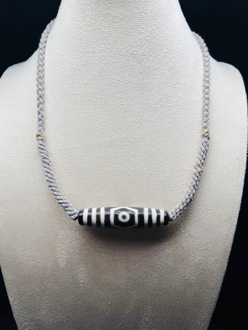 文玩堂：極致黒白宝蓋三眼天珠（財運を助ける）