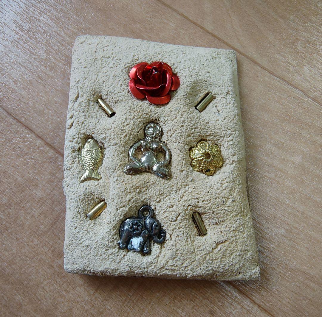 タイのお守りプラクルアン！白い板？に虎ッ！魔除けに幸運値アップ！！