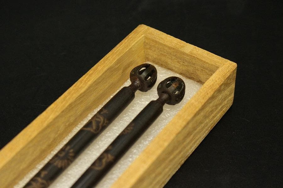 角谷莎村 作 銀摘 瑞鳥紋 丸釜 共箱 金象嵌 釜環 火箸 美品(ZE517)