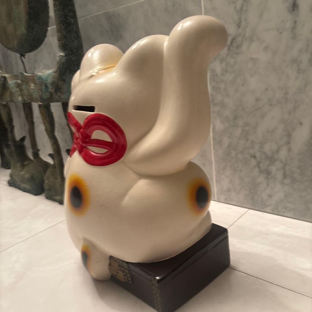 ヴィンテージ瞳や鯉の前掛けが美しい両手上げの金運・良き人を呼ぶ欲張り招き猫